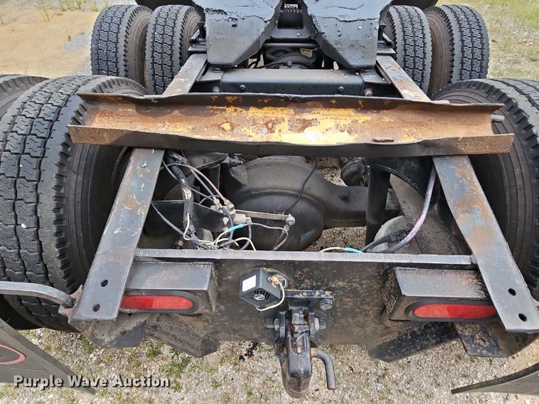 image for item NT9820 2000 Peterbilt 377  semi truck