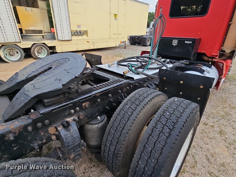 image for item NT9820 2000 Peterbilt 377  semi truck