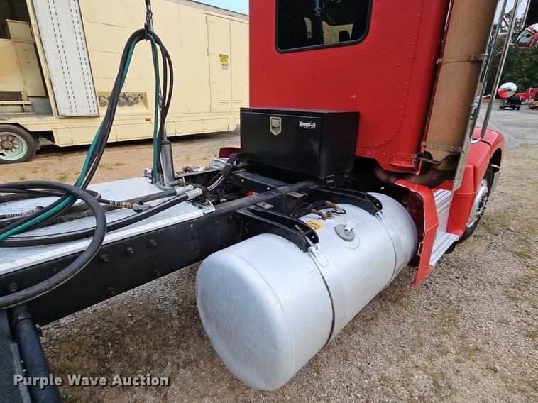image for item NT9820 2000 Peterbilt 377  semi truck
