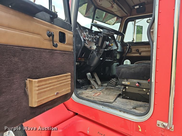 image for item NT9820 2000 Peterbilt 377  semi truck