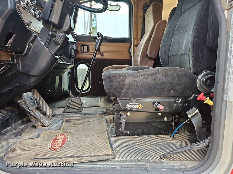 image for item NT9820 2000 Peterbilt 377  semi truck