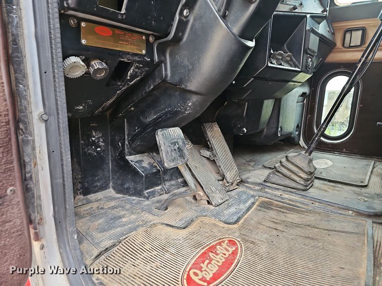 image for item NT9820 2000 Peterbilt 377  semi truck