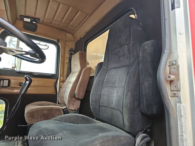 image for item NT9820 2000 Peterbilt 377  semi truck