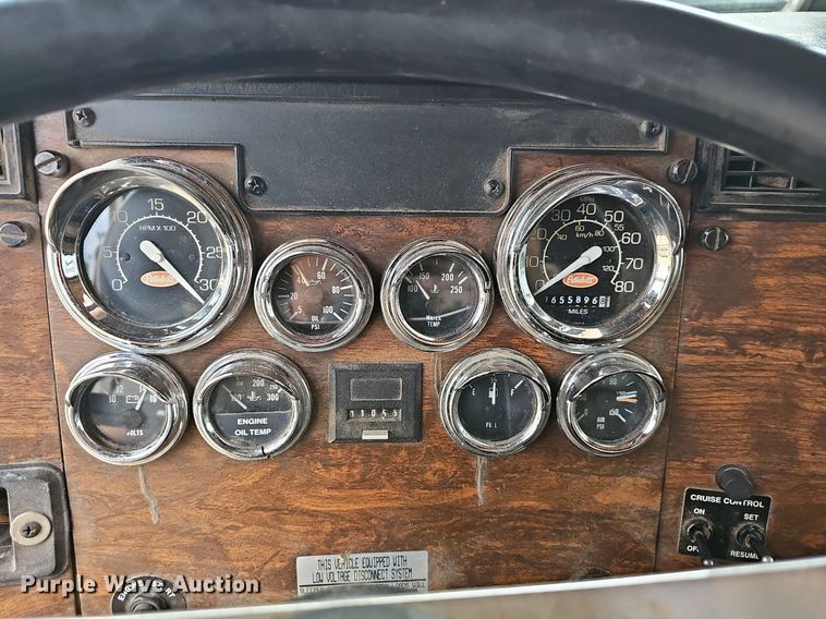 image for item NT9820 2000 Peterbilt 377  semi truck