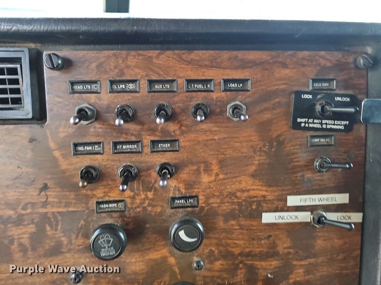 image for item NT9820 2000 Peterbilt 377  semi truck