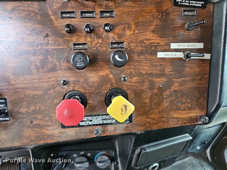 image for item NT9820 2000 Peterbilt 377  semi truck