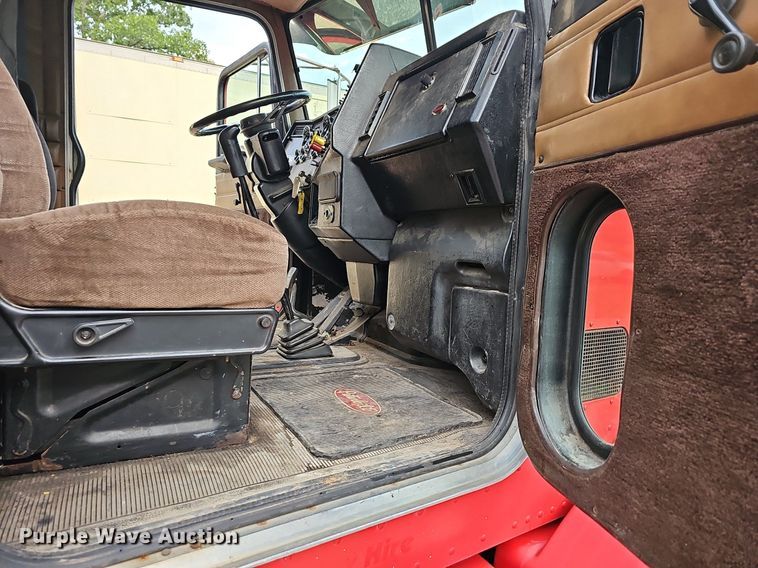 image for item NT9820 2000 Peterbilt 377  semi truck