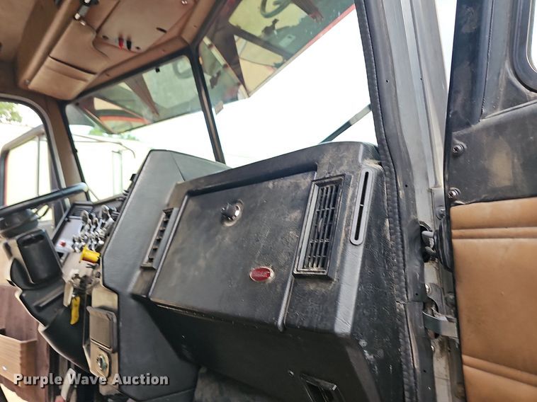 image for item NT9820 2000 Peterbilt 377  semi truck