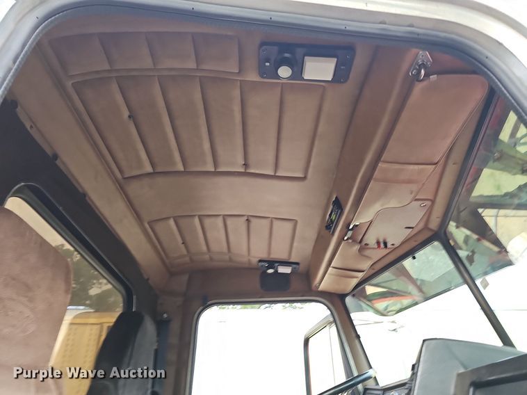 image for item NT9820 2000 Peterbilt 377  semi truck