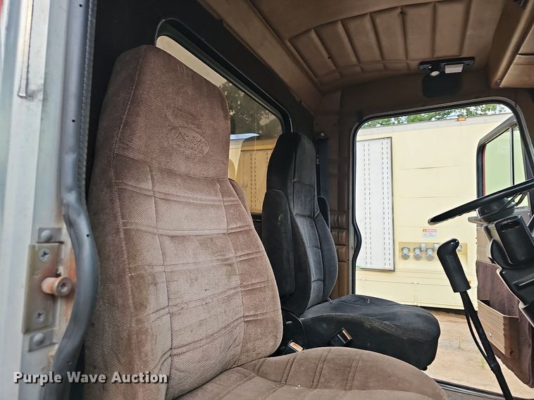 image for item NT9820 2000 Peterbilt 377  semi truck