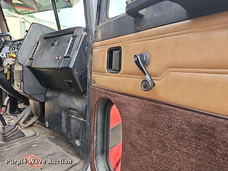 image for item NT9820 2000 Peterbilt 377  semi truck