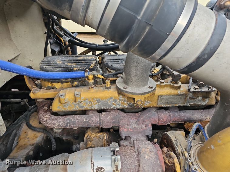 image for item NT9820 2000 Peterbilt 377  semi truck