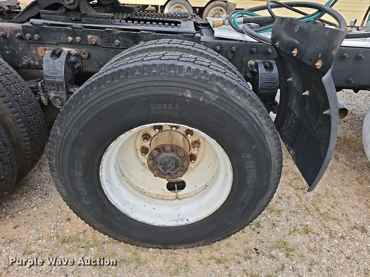 image for item NT9820 2000 Peterbilt 377  semi truck