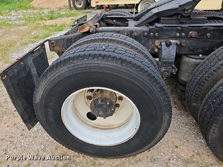 image for item NT9820 2000 Peterbilt 377  semi truck