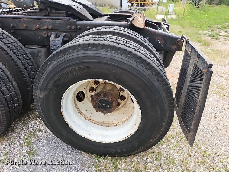 image for item NT9820 2000 Peterbilt 377  semi truck