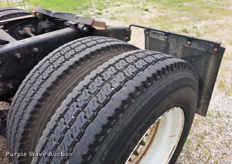 image for item NT9820 2000 Peterbilt 377  semi truck