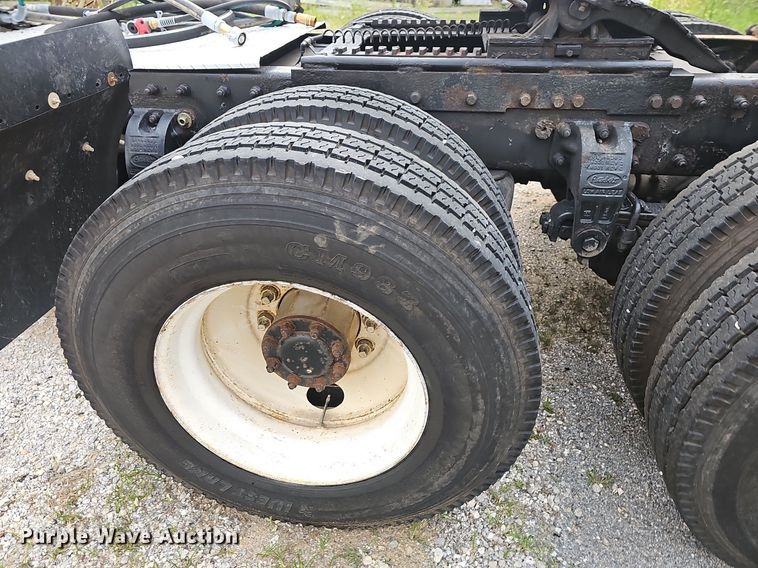 image for item NT9820 2000 Peterbilt 377  semi truck