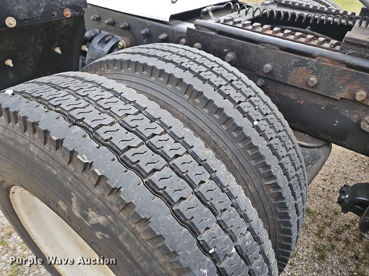 image for item NT9820 2000 Peterbilt 377  semi truck