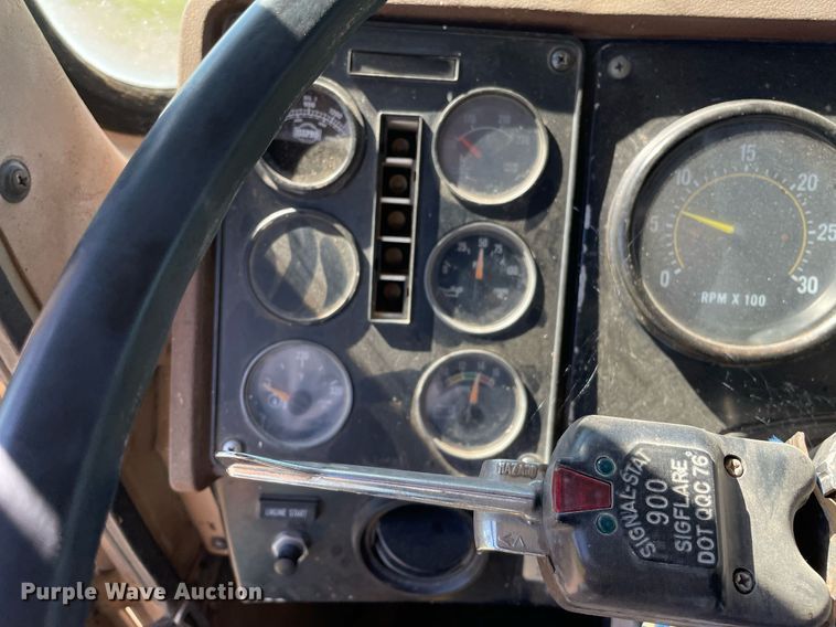 image for item NY9554 1981 International CO-9670 XL Series  semi truck