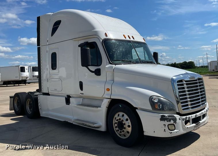 image for item NY9604 2016 Freightliner Cascadia Evolution CA125SLP  semi truck