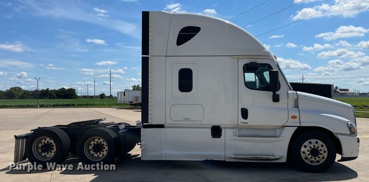 image for item NY9604 2016 Freightliner Cascadia Evolution CA125SLP  semi truck