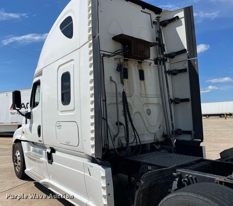 image for item NY9604 2016 Freightliner Cascadia Evolution CA125SLP  semi truck
