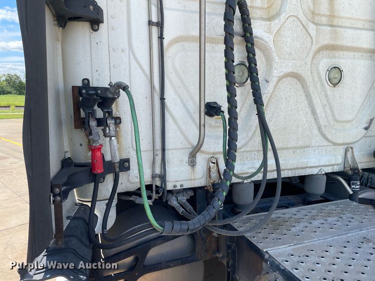 image for item NY9604 2016 Freightliner Cascadia Evolution CA125SLP  semi truck