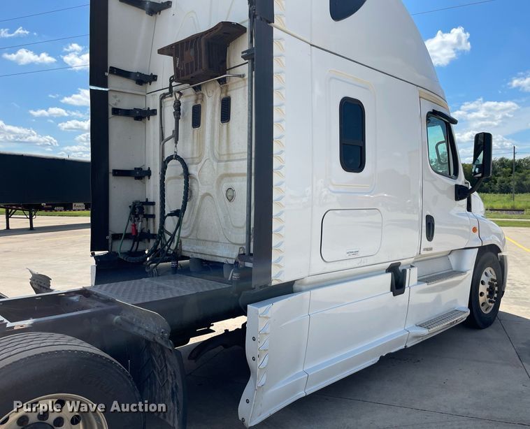 image for item NY9604 2016 Freightliner Cascadia Evolution CA125SLP  semi truck