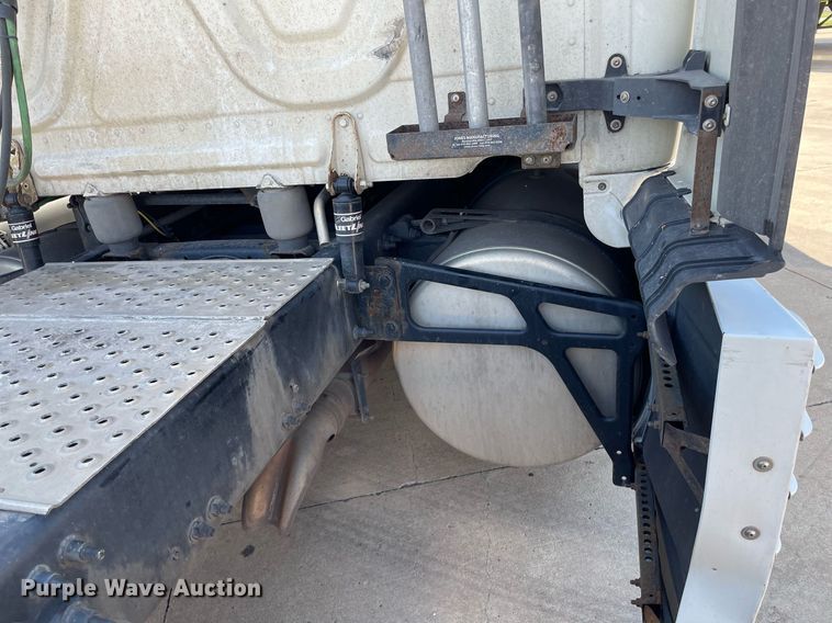 image for item NY9604 2016 Freightliner Cascadia Evolution CA125SLP  semi truck