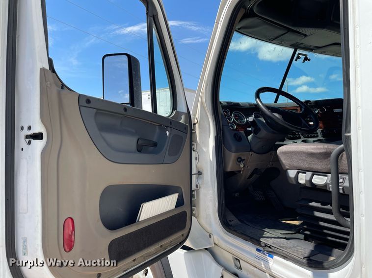 image for item NY9604 2016 Freightliner Cascadia Evolution CA125SLP  semi truck