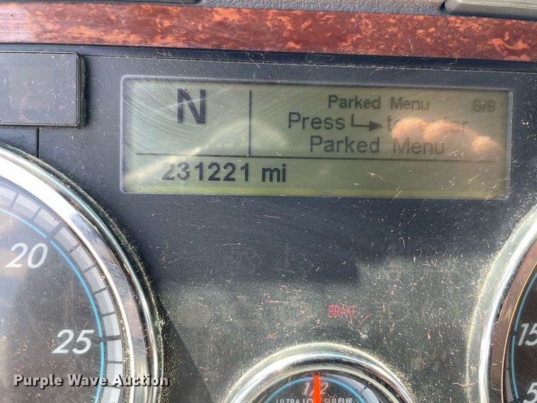 image for item NY9604 2016 Freightliner Cascadia Evolution CA125SLP  semi truck