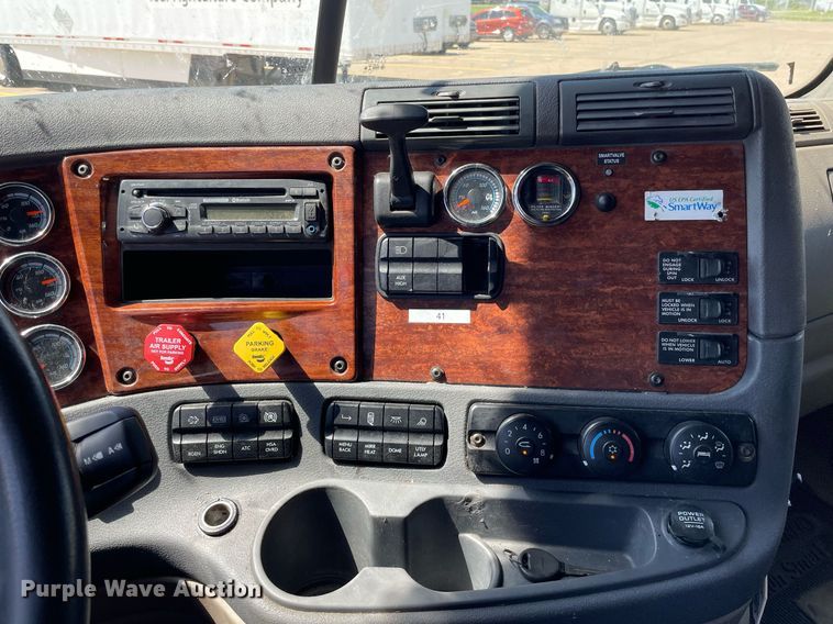 image for item NY9604 2016 Freightliner Cascadia Evolution CA125SLP  semi truck