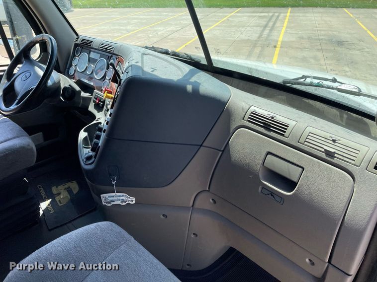 image for item NY9604 2016 Freightliner Cascadia Evolution CA125SLP  semi truck