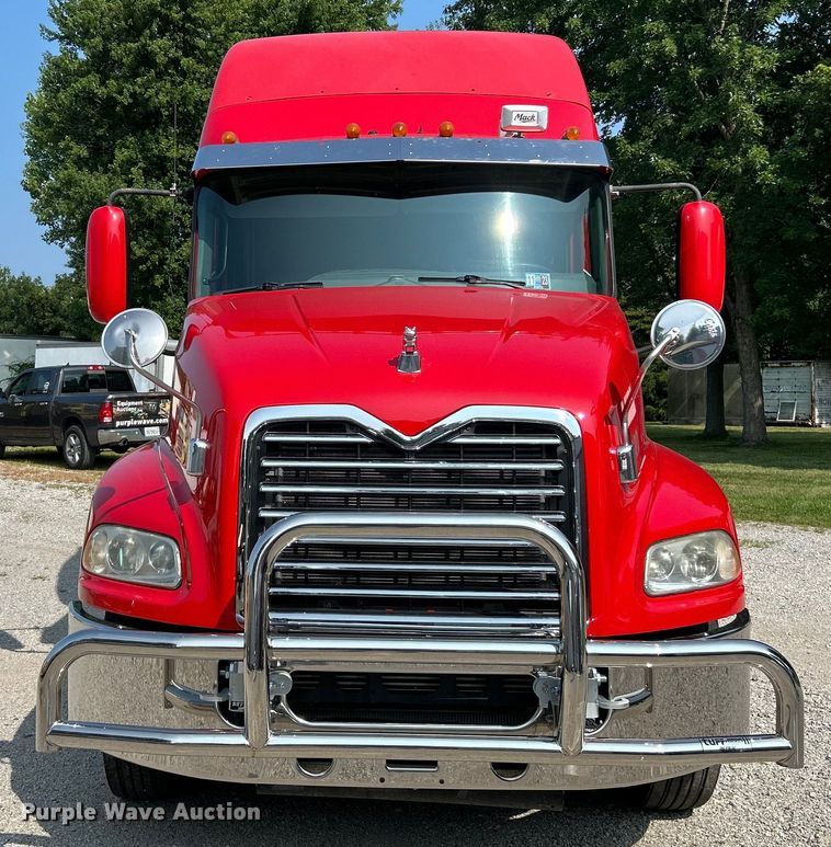 image for item OK9740 2016 Mack CXU613  semi truck