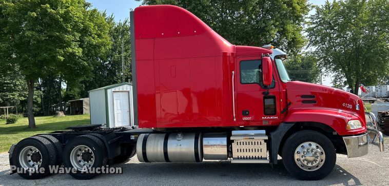 image for item OK9740 2016 Mack CXU613  semi truck