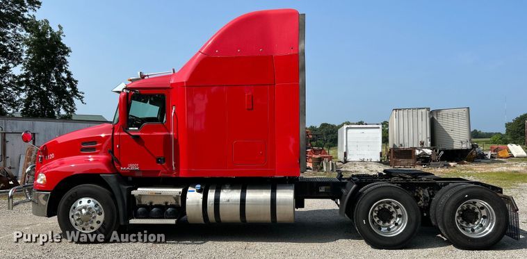 image for item OK9740 2016 Mack CXU613  semi truck