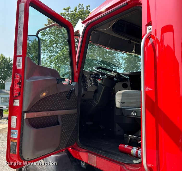 image for item OK9740 2016 Mack CXU613  semi truck