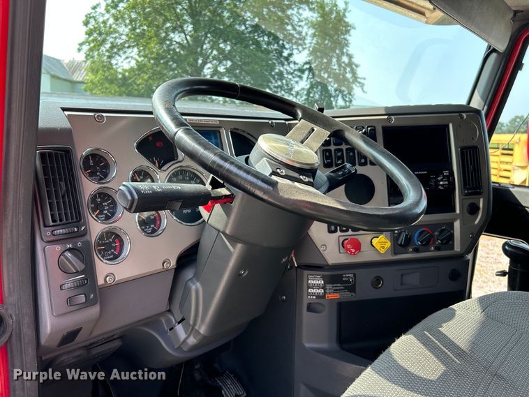 image for item OK9740 2016 Mack CXU613  semi truck