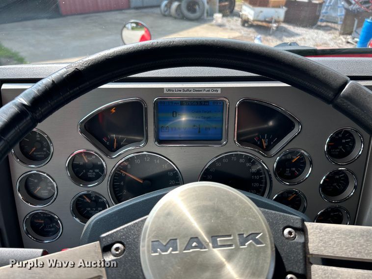 image for item OK9740 2016 Mack CXU613  semi truck