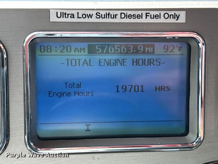 image for item OK9740 2016 Mack CXU613  semi truck