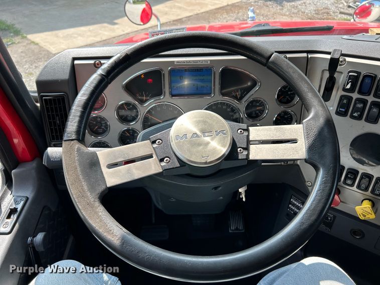 image for item OK9740 2016 Mack CXU613  semi truck