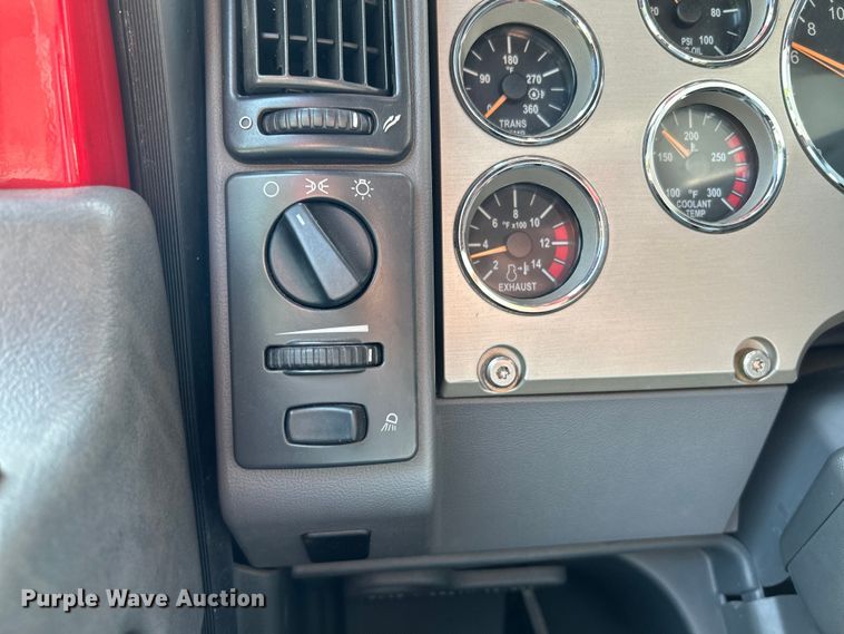 image for item OK9740 2016 Mack CXU613  semi truck