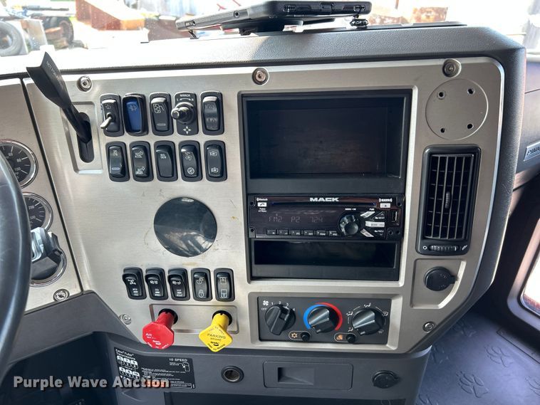 image for item OK9740 2016 Mack CXU613  semi truck