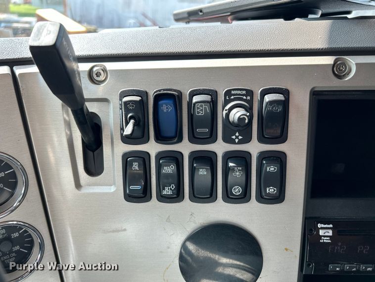 image for item OK9740 2016 Mack CXU613  semi truck