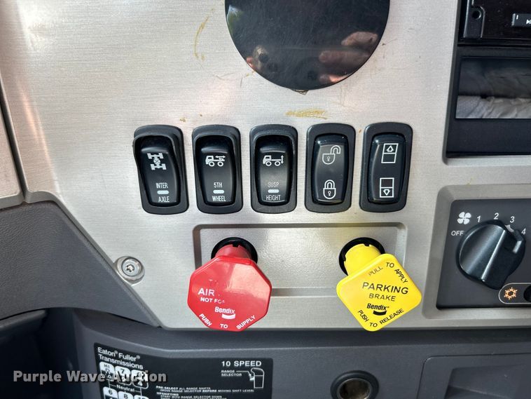 image for item OK9740 2016 Mack CXU613  semi truck