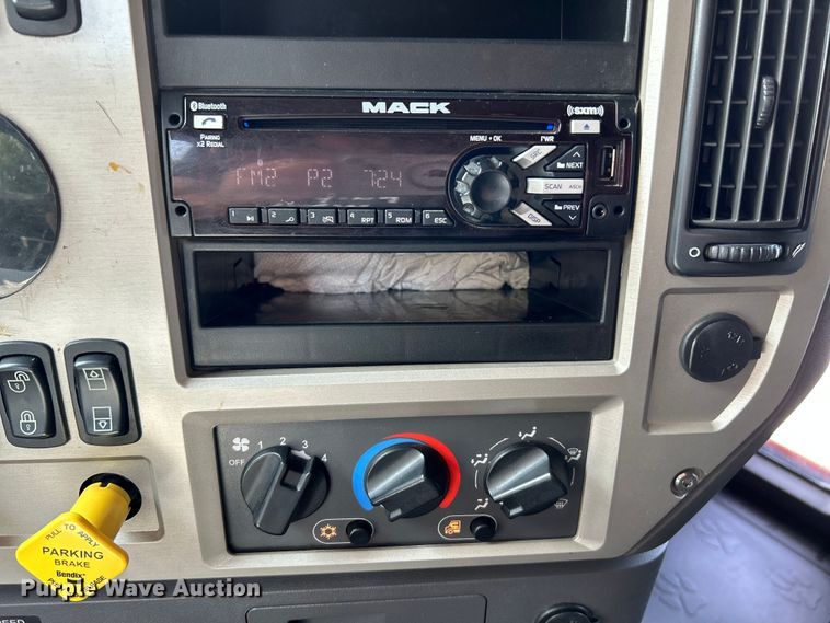 image for item OK9740 2016 Mack CXU613  semi truck