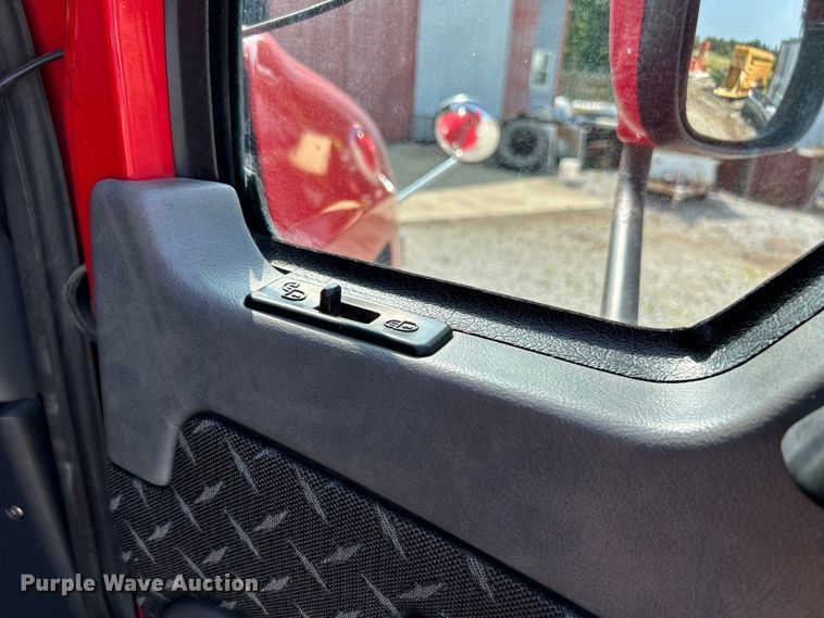 image for item OK9740 2016 Mack CXU613  semi truck