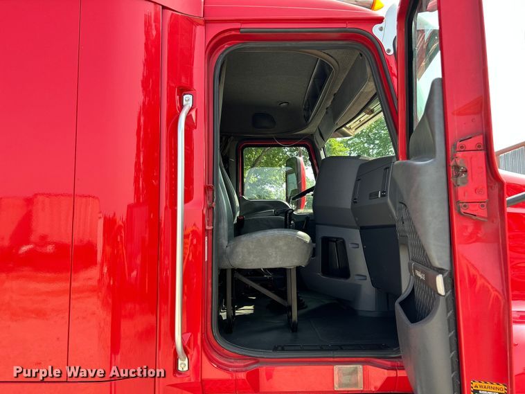 image for item OK9740 2016 Mack CXU613  semi truck