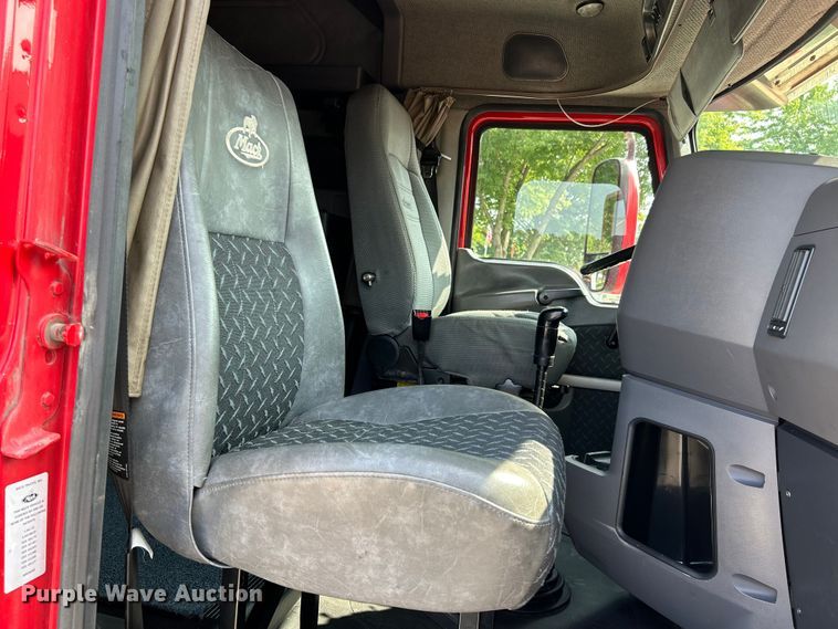 image for item OK9740 2016 Mack CXU613  semi truck