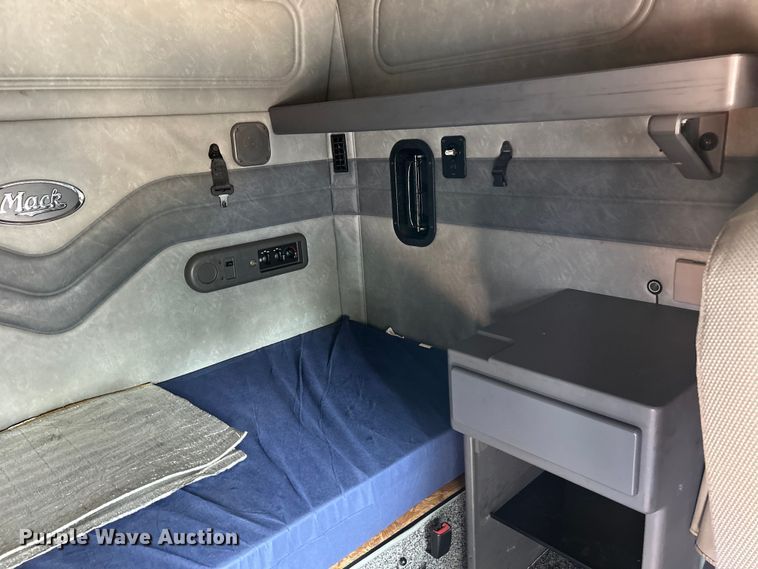 image for item OK9740 2016 Mack CXU613  semi truck